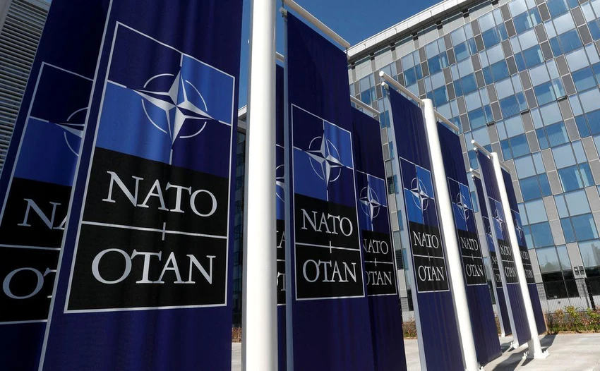 Biểu ngữ hiển thị logo NATO đặt trước lối vào trụ sở mới liên minh tại Brussels (Bỉ). Ảnh: REUTERS Biểu ngữ hiển thị logo NATO đặt trước lối vào trụ sở mới liên minh tại Brussels (Bỉ). Ảnh: REUTERS