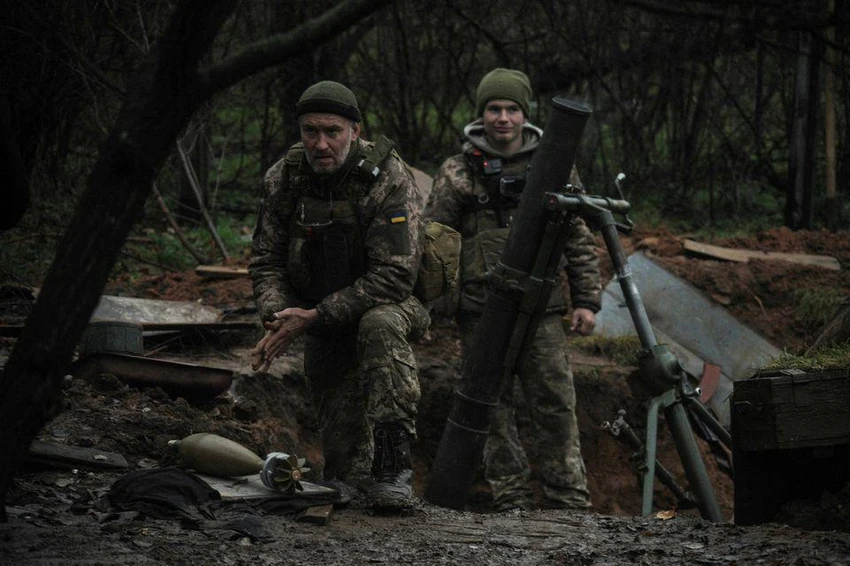 Binh sĩ Ukraine dùng súng cối tấn công quân Nga khi giao tranh với Moscow tại mặt trận Donetsk. Ảnh: REUTERS