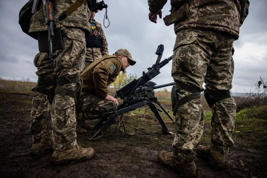 Lính Ukraine kiểm tra vũ khí trên tiền tuyến tỉnh Donetsk. Ảnh: AFP
