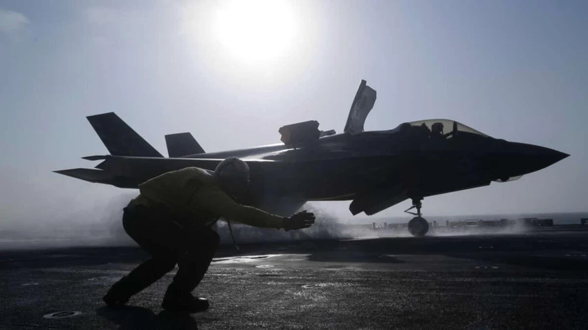 Máy bay tiêm kích đa nhiệm F-35B Lightning II phóng từ tàu tấn công đổ bộ lớp Wasp USS Essex của hải quân Mỹ. Hạ viện Mỹ vừa thông qua dự luật chi tiêu quốc phòng kỷ lục 858 tỉ USD cho năm 2023m bao gồm điều khoản cung cấp thêm ngân sách để mua máy bay tiêm kích F-35 do tập đoàn quốc phòng Lockheed Martin sản xuất. Ảnh: GETTY IMAGES Máy bay tiêm kích đa nhiệm F-35B Lightning II phóng từ tàu tấn công đổ bộ lớp Wasp USS Essex của hải quân Mỹ. Hạ viện Mỹ vừa thông qua dự luật chi tiêu quốc phòng kỷ lục 858 tỉ USD cho năm 2023m bao gồm điều khoản cung cấp thêm ngân sách để mua máy bay tiêm kích F-35 do tập đoàn quốc phòng Lockheed Martin sản xuất. Ảnh: GETTY IMAGES