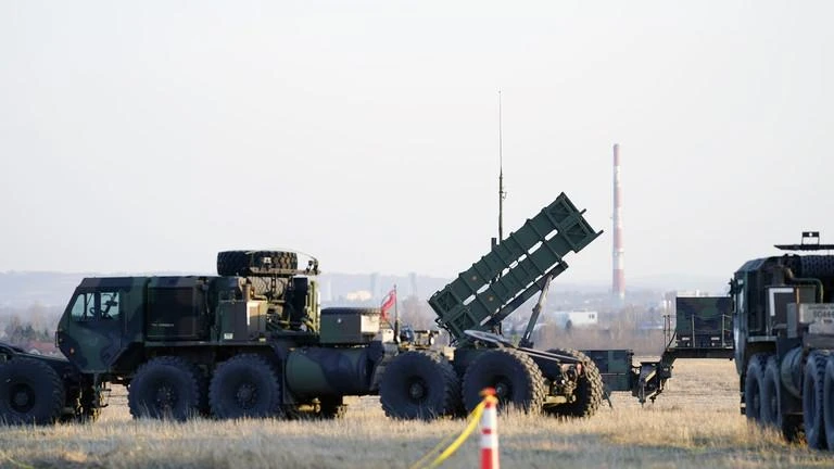 Một tổ hợp tên lửa phòng không Patriot được nhìn thấy ở Ba Lan hồi tháng 5. Ảnh: AP Một tổ hợp tên lửa phòng không Patriot được nhìn thấy ở Ba Lan hồi tháng 5. Ảnh: AP