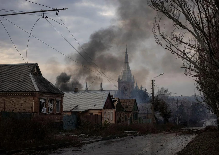 Khói đen bao trùm khu dân cư tại tỉnh Donetsk (Ukraine) sau trận pháo kích từ Nga. Ảnh: REUTERS Khói đen bao trùm khu dân cư tại tỉnh Donetsk (Ukraine) sau trận pháo kích từ Nga. Ảnh: REUTERS