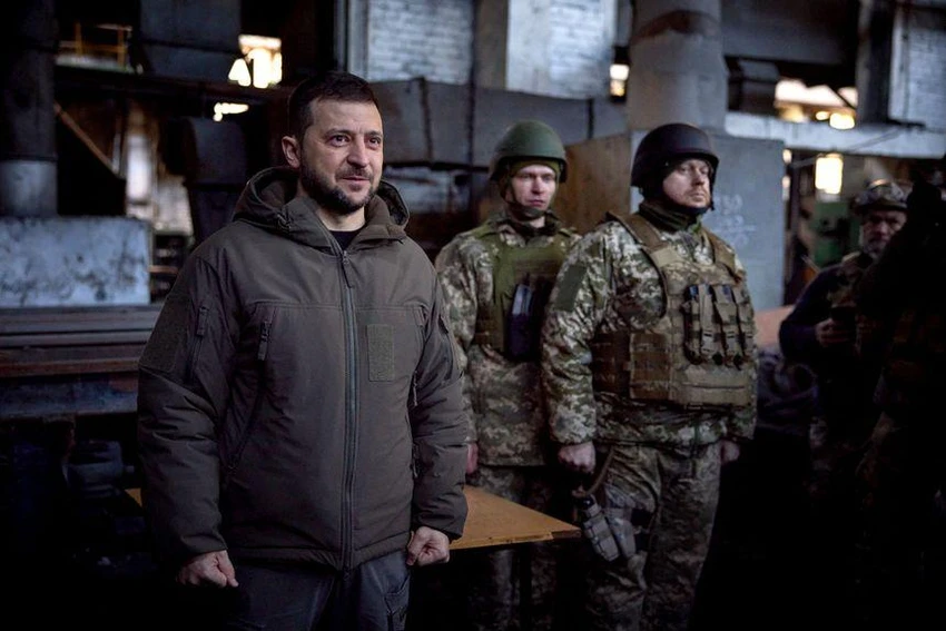 Tổng thống Ukraine - ông Volodymyr Zelensky tới thăm các đơn vị Kiev ở pháo đài Bakhmut (tỉnh Donetsk) vào ngày 20-12. Ảnh: REUTERS Tổng thống Ukraine - ông Volodymyr Zelensky tới thăm các đơn vị Kiev ở pháo đài Bakhmut (tỉnh Donetsk) vào ngày 20-12. Ảnh: REUTERS