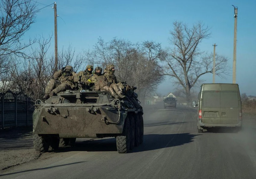 Lính Ukraine di chuyển trên đường ở TP Lyman (Donetsk) giữa lúc Moscow-Kiev giao tranh ác liệt tại khu vực. Ảnh: REUTERS Lính Ukraine di chuyển trên đường ở TP Lyman (Donetsk) giữa lúc Moscow-Kiev giao tranh ác liệt tại khu vực. Ảnh: REUTERS