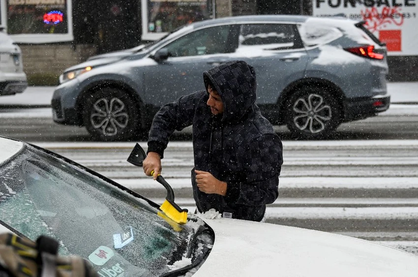 Một cư dân bang Illinois (Mỹ) cạo tuyết trên xe ô tô ngày 22-12. Ảnh: REUTERS Một cư dân bang Illinois (Mỹ) cạo tuyết trên xe ô tô ngày 22-12. Ảnh: REUTERS