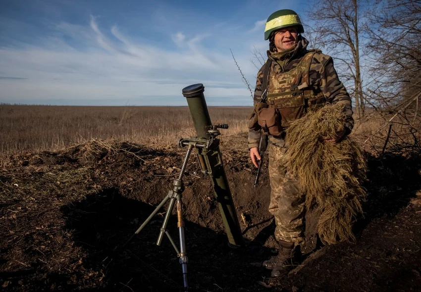 Lính Ukraine lên nòng súng cối, chuẩn bị khai hỏa vào quân Nga tại tiền tuyến tỉnh Donetsk. Ảnh: REUTERS Lính Ukraine lên nòng súng cối, chuẩn bị khai hỏa vào quân Nga tại tiền tuyến tỉnh Donetsk. Ảnh: REUTERS