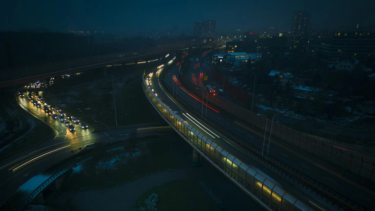 Giao thông ở thủ đô Warsaw (Ba Lan) vào tối 25-11. Ảnh: GETTY IMAGES Giao thông ở thủ đô Warsaw (Ba Lan) vào tối 25-11. Ảnh: GETTY IMAGES