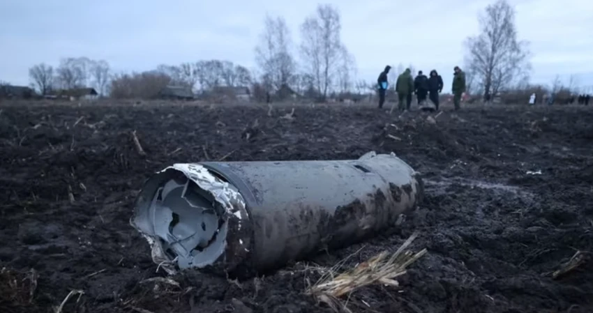 Phía Belarus cho rằng mảnh vỡ này là từ tên lửa S-300 của Ukraine. Ảnh: REUTERS Phía Belarus cho rằng mảnh vỡ này là từ tên lửa S-300 của Ukraine. Ảnh: REUTERS
