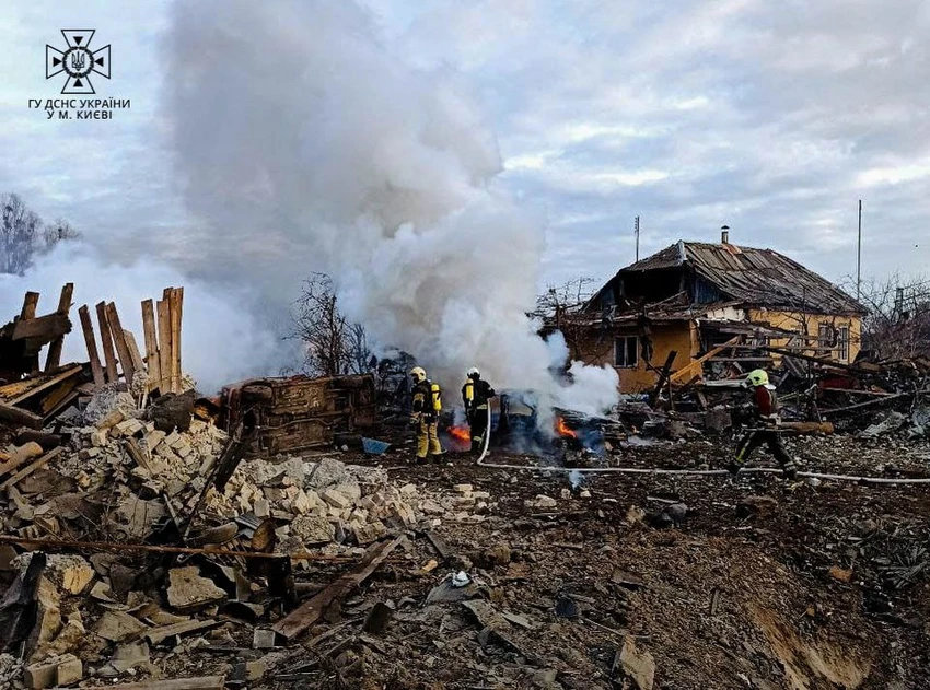 Khu vực nhà dân ở thủ đô Kiev bị phá hủy dưới làn đạn pháo của Nga ngày 29-12. Ảnh: REUTERS Khu vực nhà dân ở thủ đô Kiev bị phá hủy dưới làn đạn pháo của Nga ngày 29-12. Ảnh: REUTERS