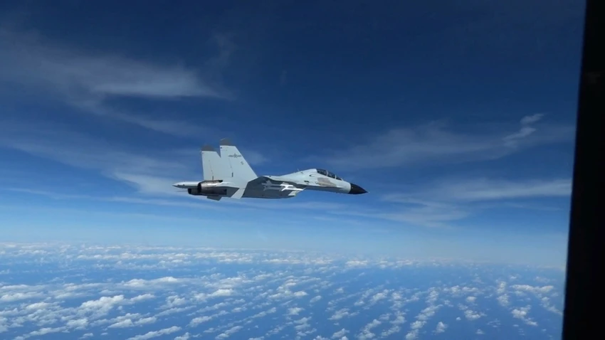 Tiêm kích J-11 của Trung Quốc áp sát máy bay trinh sát RC-135 của Mỹ trên Biển Đông ngày 21-12. Ảnh: REUTERS Tiêm kích J-11 của Trung Quốc áp sát máy bay trinh sát RC-135 của Mỹ trên Biển Đông ngày 21-12. Ảnh: REUTERS