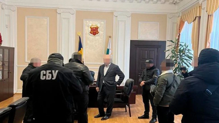Đặc vụ SBU bắt giữ Thị trưởng Poltava - ông Oleksandr Mamai ngày 29-12. Ảnh: SBU Đặc vụ SBU bắt giữ Thị trưởng Poltava - ông Oleksandr Mamai ngày 29-12. Ảnh: SBU