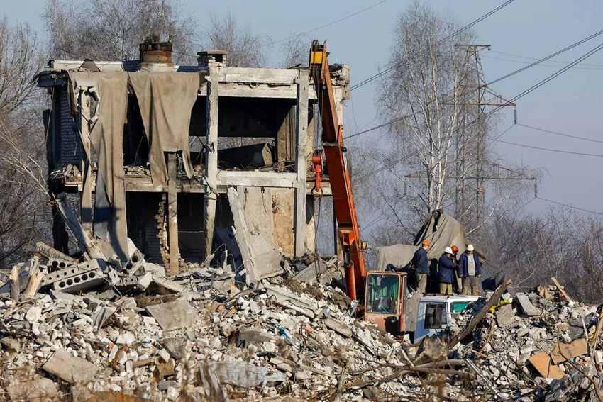 Đống đổ nát sau đợt tấn công của Ukraine vào TP Makeyevka (Donetsk). Ảnh: REUTERS Đống đổ nát sau đợt tấn công của Ukraine vào TP Makeyevka (Donetsk). Ảnh: REUTERS