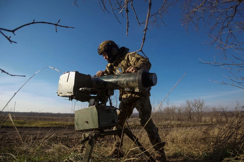 Lính Ukraine lắp bệ phóng tên lửa chống tăng Stugna-P tại tiền tuyến tỉnh Donetsk ngày 3-1. Ảnh: REUTERS Lính Ukraine lắp bệ phóng tên lửa chống tăng Stugna-P tại tiền tuyến tỉnh Donetsk ngày 3-1. Ảnh: REUTERS