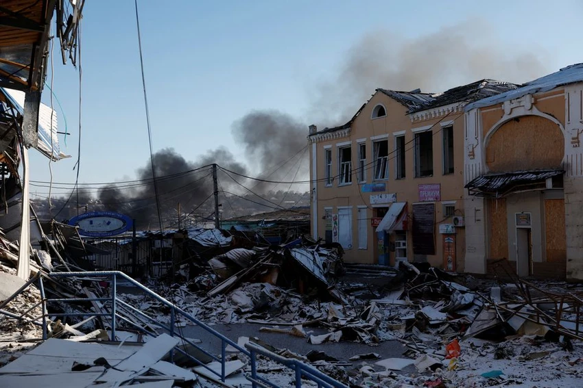 Những cột khói bốc lên từ một cuộc không kích của Nga tại tỉnh Donetsk (Ukraine) trong thời gian ngừng bắn kéo dài 36 giờ mà Tổng thống Nga Vladimir Putin tuyên bố. Ảnh: REUTERS Những cột khói bốc lên từ một cuộc không kích của Nga tại tỉnh Donetsk (Ukraine) trong thời gian ngừng bắn kéo dài 36 giờ mà Tổng thống Nga Vladimir Putin tuyên bố. Ảnh: REUTERS