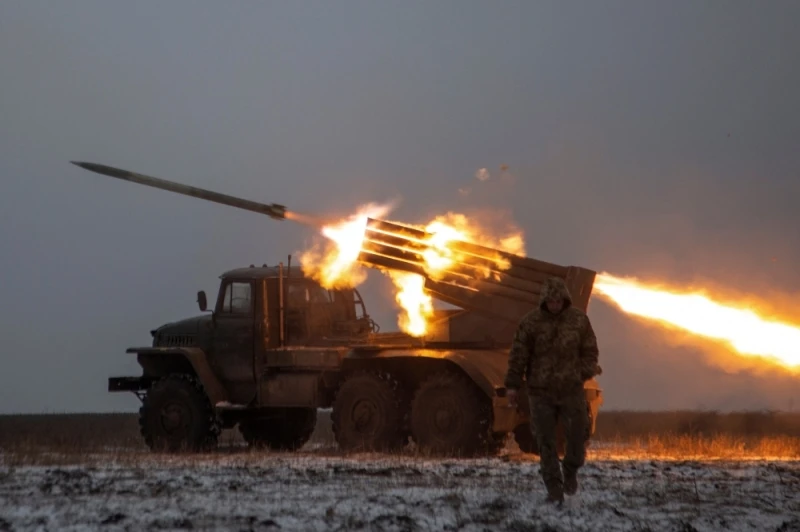 Quân Ukraine khai hoả hệ thống pháo phản lực phóng loạt BM-21 Grad về phía các vị trí của Nga tại TP Bakhmut (tỉnh Donetsk) ngày 15-1. Ảnh: REUTERS Quân Ukraine khai hoả hệ thống pháo phản lực phóng loạt BM-21 Grad về phía các vị trí của Nga tại TP Bakhmut (tỉnh Donetsk) ngày 15-1. Ảnh: REUTERS
