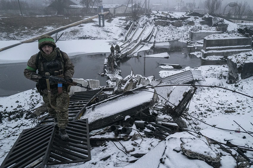 Binh sĩ Ukraine chiến đấu tại tiền tuyến TP Bakhmut (tỉnh Donetsk). Ảnh: GETTY IMAGES Binh sĩ Ukraine chiến đấu tại tiền tuyến TP Bakhmut (tỉnh Donetsk). Ảnh: GETTY IMAGES