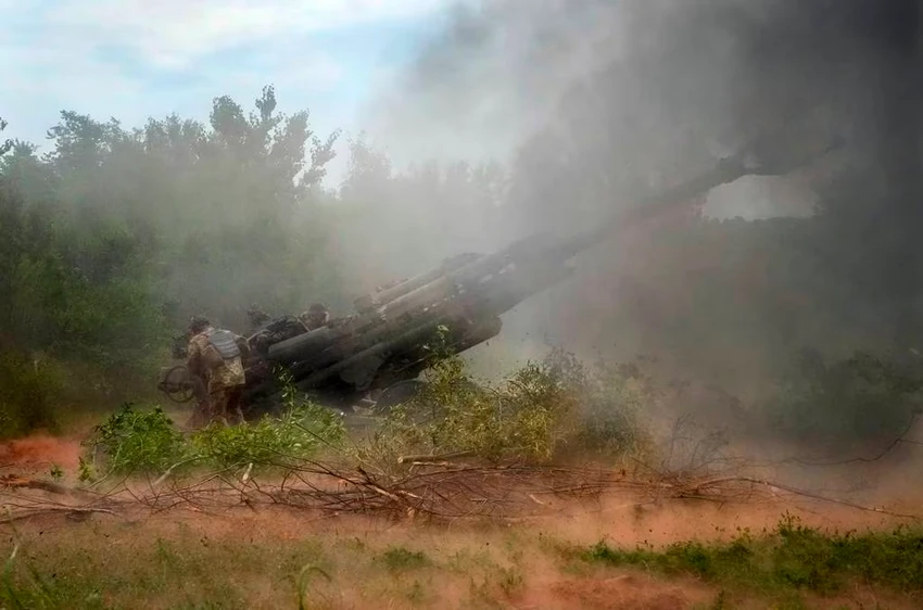 Binh sĩ Ukraine khai hoả M777 vào vị trí Nga tại tỉnh Donetsk. Ảnh: AP Binh sĩ Ukraine khai hoả M777 vào vị trí Nga tại tỉnh Donetsk. Ảnh: AP