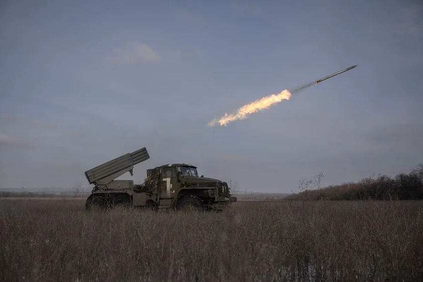 Binh sĩ Ukraine khai hoả hệ thống pháo phản lực bắn loạt BM-21 Grad về phía các đơn vị Nga tại tỉnh Donetsk. Ảnh: REUTERS Binh sĩ Ukraine khai hoả hệ thống pháo phản lực bắn loạt BM-21 Grad về phía các đơn vị Nga tại tỉnh Donetsk. Ảnh: REUTERS
