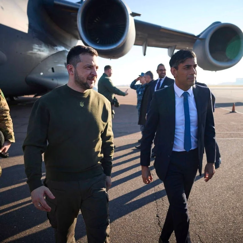 Thủ tướng Anh Rishi Sunak (phải) đón Tổng thống Ukraine - ông Volodymyr Zelensky tại sân bay Stansted (London) ngày 8-2. Ảnh: REUTERS Thủ tướng Anh Rishi Sunak (phải) đón Tổng thống Ukraine - ông Volodymyr Zelensky tại sân bay Stansted (London) ngày 8-2. Ảnh: REUTERS