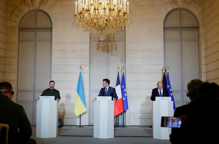 Tổng thống Ukraine Volodymyr Zelensky (trái) họp cùng Tổng thống Pháp Emmanuel Macron (giữa) và Thủ tướng Đức Olaf Scholz. Ảnh: REUTERS Tổng thống Ukraine Volodymyr Zelensky (trái) họp cùng Tổng thống Pháp Emmanuel Macron (giữa) và Thủ tướng Đức Olaf Scholz. Ảnh: REUTERS
