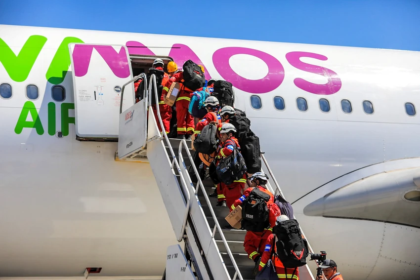 Các thành viên của Đội Tìm kiếm và Cứu nạn Đô thị của El Salvador lên máy bay tới Thổ Nhĩ Kỳ để hỗ trợ các nỗ lực cứu hộ, ngày 8-2. Ảnh: REUTERS