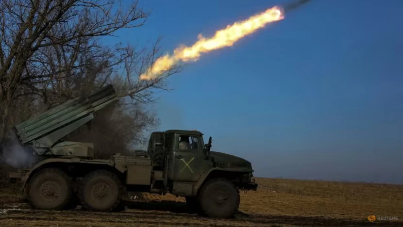 Binh sĩ Ukraine khai hoả hệ thống pháo phản lực bắn loạt BM-21 Grad về phía quân Nga ở tỉnh Donetsk ngày 11-2. Ảnh: REUTERS
