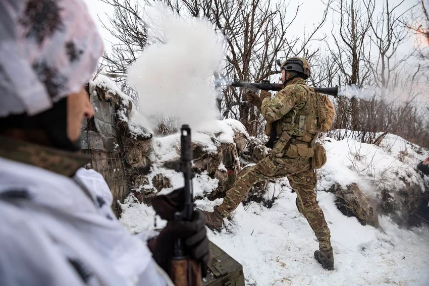 Binh sĩ Ukraine bắn lựu pháo về phía Nga trên tiền tuyến tỉnh Donetsk ngày 14-2. Ảnh: REUTERS Binh sĩ Ukraine bắn lựu pháo về phía Nga trên tiền tuyến tỉnh Donetsk ngày 14-2. Ảnh: REUTERS