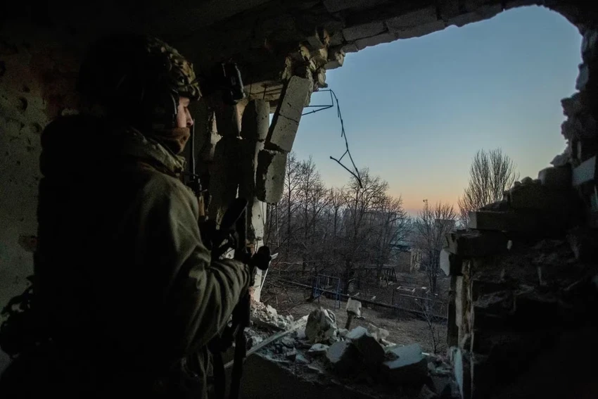 Binh sĩ Ukraine phòng thủ tại TP Bakhmut giữa lúc Nga ồ ạt pháo kích Donetsk ngày 27-1. Ảnh: REUTERS
