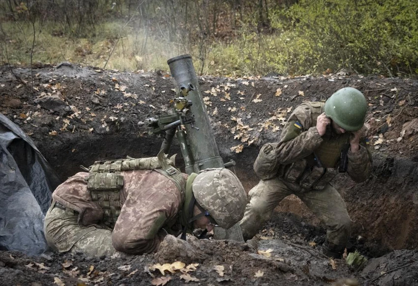 Các binh sĩ Ukraine khai hoả súng cối tại tiền tuyến TP Bakhmut (tỉnh Donetsk). Ảnh: AP Các binh sĩ Ukraine khai hoả súng cối tại tiền tuyến TP Bakhmut (tỉnh Donetsk). Ảnh: AP