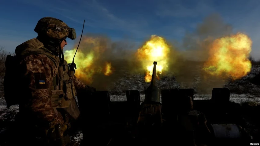 Binh sĩ Ukraine khai hoả các hệ thống phòng không tại TP Bakhmut (tỉnh Donetsk). Ảnh: REUTERS Binh sĩ Ukraine khai hoả các hệ thống phòng không tại TP Bakhmut (tỉnh Donetsk). Ảnh: REUTERS