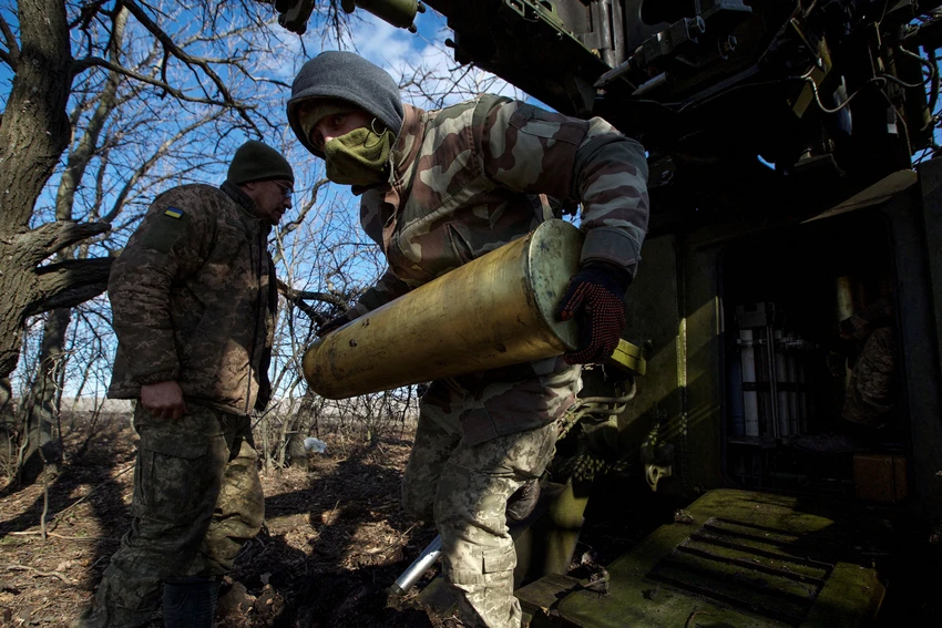 Binh sĩ Ukraine lắp đạn bắn về phía Nga tại chiến tuyến TP Bakhmut (tỉnh Donetsk) ngày 5-3. Ảnh: REUTERS Binh sĩ Ukraine lắp đạn bắn về phía Nga tại chiến tuyến TP Bakhmut (tỉnh Donetsk) ngày 5-3. Ảnh: REUTERS