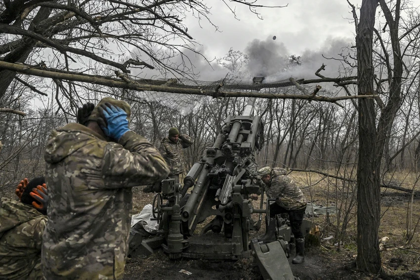 Quân nhân Ukraine nổ súng về phía các vị trí của Nga trên chiến tuyến thành phố Bakhmut (Donetsk) vào ngày 11-3. Ảnh: AFP Quân nhân Ukraine nổ súng về phía các vị trí của Nga trên chiến tuyến thành phố Bakhmut (Donetsk) vào ngày 11-3. Ảnh: AFP