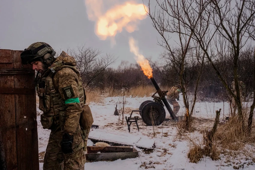 Binh sĩ Ukraine nã súng cối về phía Nga tại tiền tuyến Bakhmut (tỉnh Donetsk). Ảnh: THE NEW YORK TIMES Binh sĩ Ukraine nã súng cối về phía Nga tại tiền tuyến Bakhmut (tỉnh Donetsk). Ảnh: THE NEW YORK TIMES