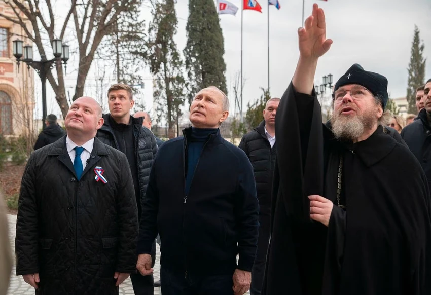 Tổng thống Nga Vladimir Putin (giữa) tới thăm Crimea ngày 18-3. Ảnh: REUTERS Tổng thống Nga Vladimir Putin (giữa) tới thăm Crimea ngày 18-3. Ảnh: REUTERS