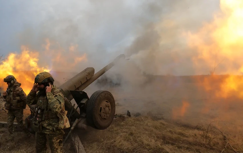 Binh sĩ Ukraine khai hoả lựu pháo D-30 tại Bakhmut (tỉnh Donetsk) ngày 21-3. Ảnh: GETTY IMAGES Binh sĩ Ukraine khai hoả lựu pháo D-30 tại Bakhmut (tỉnh Donetsk) ngày 21-3. Ảnh: GETTY IMAGES