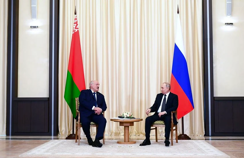 Tổng thống Belarus - ông Alexander Lukashenko (trái) hội đàm với Tổng thống Nga Vladimir Putin hồi giữa tháng 2. Ảnh: REUTERS