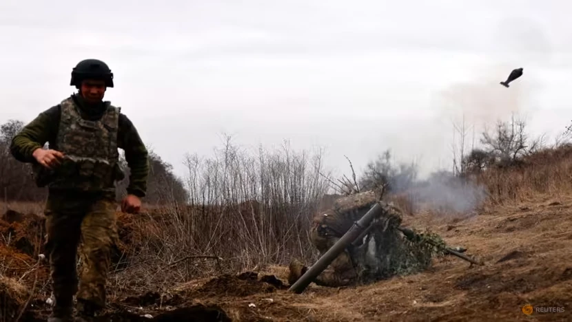 Binh sĩ Ukraine nã súng cối về vị trí quân Nga trong đợt giao tranh tại Bakhmut (Donetsk) ngày 17-3. Ảnh: REUTERS