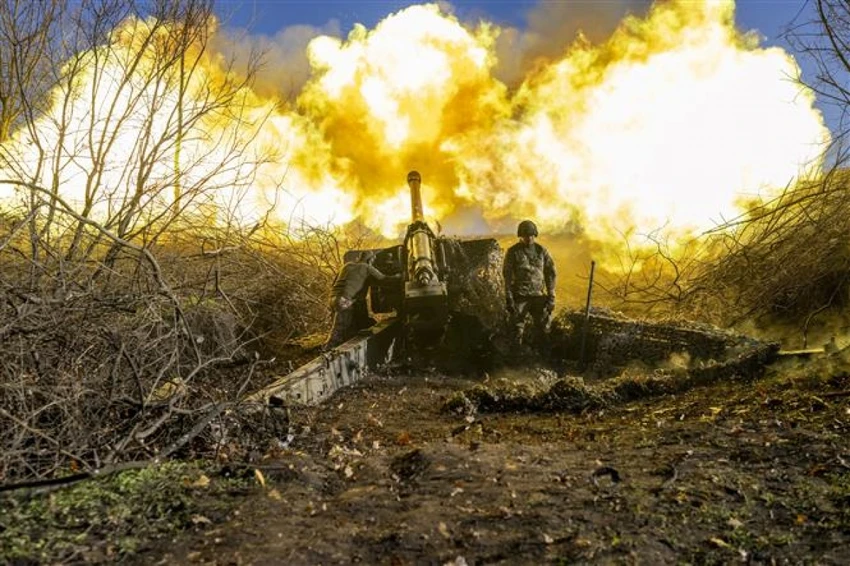 Binh sĩ Ukraine nã pháo vào các mục tiêu Nga tại Bakhmut (Donetsk) hồi tháng 11-2022. Ảnh: GETTY IMAGES Binh sĩ Ukraine nã pháo vào các mục tiêu Nga tại Bakhmut (Donetsk) hồi tháng 11-2022. Ảnh: GETTY IMAGES