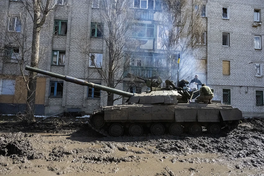 Một chiếc xe tăng Ukraine tại tuyến giao tranh với Nga ở Bakhmut (tỉnh Donetsk). Ảnh: GETTY IMAGES Một chiếc xe tăng Ukraine tại tuyến giao tranh với Nga ở Bakhmut (tỉnh Donetsk). Ảnh: GETTY IMAGES