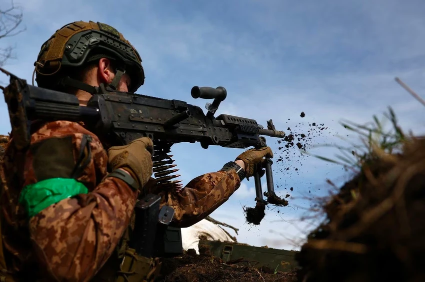 Lính Ukraine bắn súng về phía Nga ở Bakhmut. Ảnh: REUTERS Lính Ukraine bắn súng về phía Nga ở Bakhmut. Ảnh: REUTERS