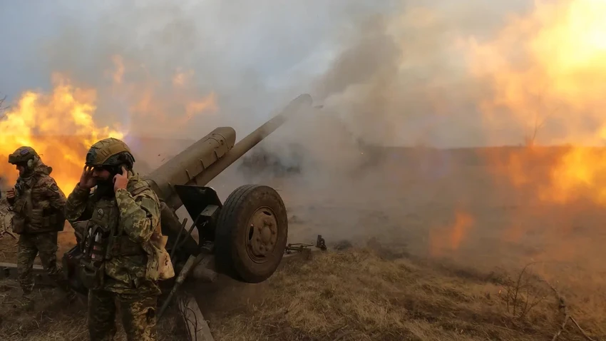 Binh sĩ Ukraine bắn lựu pháo D-30 vào các mục tiêu Nga tại Bakhmut hồi cuối tháng 3. Ảnh: AFP Binh sĩ Ukraine bắn lựu pháo D-30 vào các mục tiêu Nga tại Bakhmut hồi cuối tháng 3. Ảnh: AFP