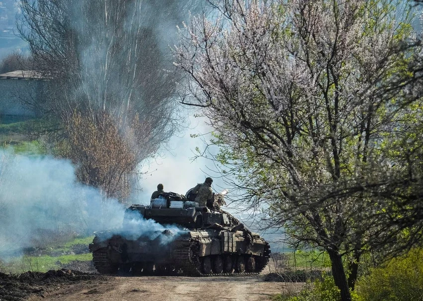 Binh sĩ Ukraine lái xe tăng tại chiến trường Bakhmut ngày 10-4. Ảnh: REUTERS