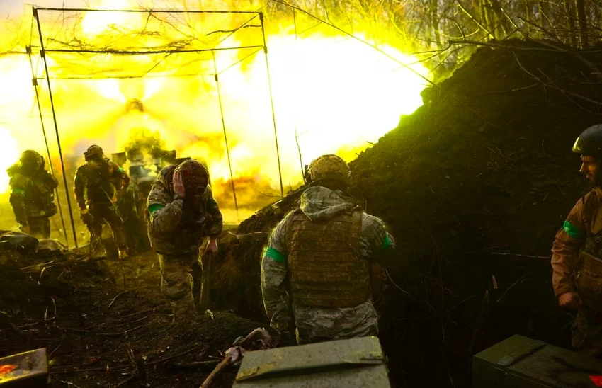 Pháo binh Ukraine khai hoả về phía Nga tại Bakhmut ngày 13-4. Ảnh: REUTERS
