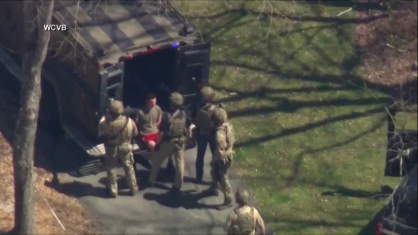 Các đặc vụ FBI bắt nghi phạm tại bang Massachusetts. Ảnh: WCVB