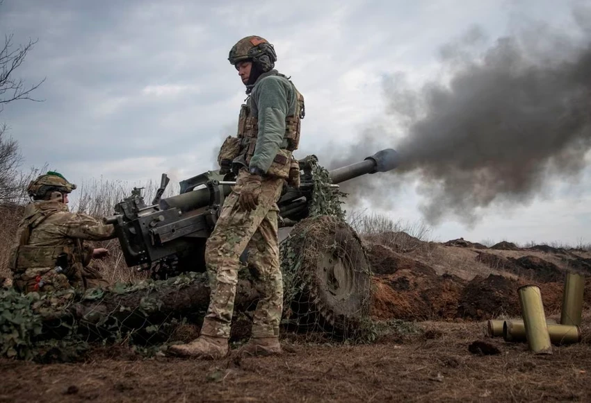Binh sĩ Ukraine khai hỏa lựu pháo M119 ở tiền tuyến Bakhmut ngày 10-3. Ảnh: REUTERS