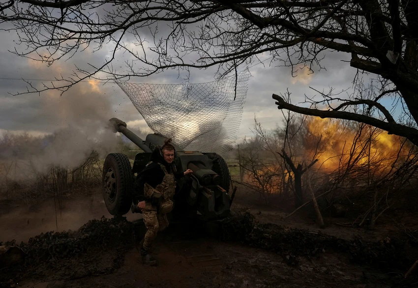 Binh sĩ Ukraine khai hoả lựu pháo D30 ở tiền tuyến Bakhmut ngày 23-4. Ảnh: REUTERS