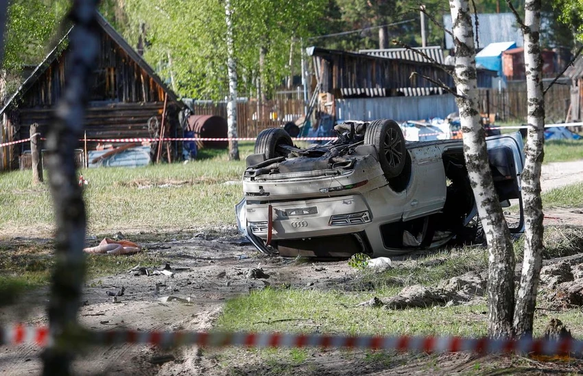Chiếc Audi Q7 chở nhà văn Nga bị lật ngược sau vụ đánh bom. Ảnh: REUTERS Chiếc Audi Q7 chở nhà văn Nga bị lật ngược sau vụ đánh bom. Ảnh: REUTERS