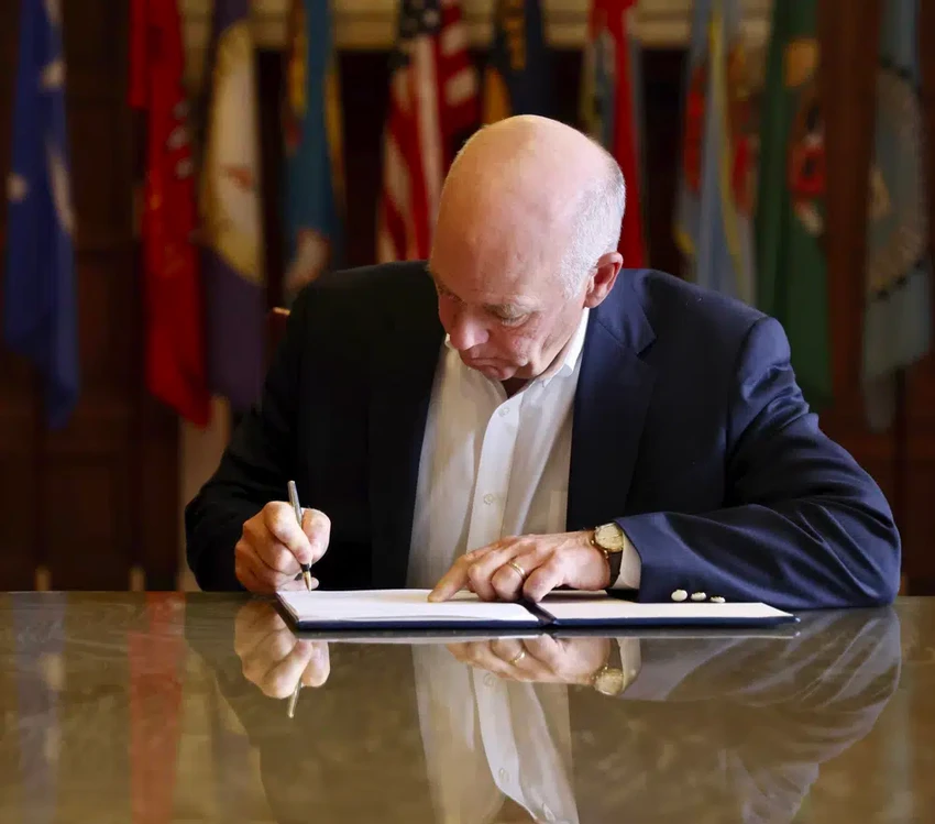 Thống đốc bang Montana - ông Greg Gianforte ký luật cấm hoàn toàn Tiktok ngày 17-5. Ảnh: AP Thống đốc bang Montana - ông Greg Gianforte ký luật cấm hoàn toàn Tiktok ngày 17-5. Ảnh: AP
