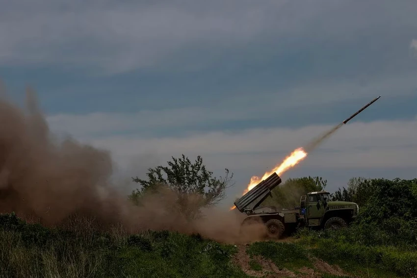 Binh sĩ Ukraine khai hoả hệ thống BM-21 Grad về phía quân Nga tại Bakhmut ngày 19-5. Ảnh: RADIO LIBERTY Bakhmut