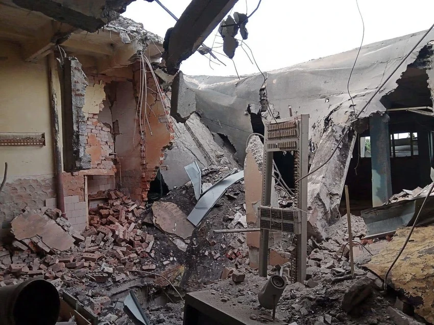 Đống đổ nát sau đợt không kích của Nga vào TP Toretsk (tỉnh Donetsk, Ukraine) ngày 29-5. Ảnh: REUTERS Đống đổ nát sau đợt không kích của Nga vào TP Toretsk (tỉnh Donetsk, Ukraine) ngày 29-5. Ảnh: REUTERS